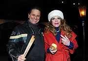 Ali Khan und Ulrike Hübner engagierten sich als Grillmeister zugunsten des Münchner Kältebusses (©Foto: Ingrid Grossmann)